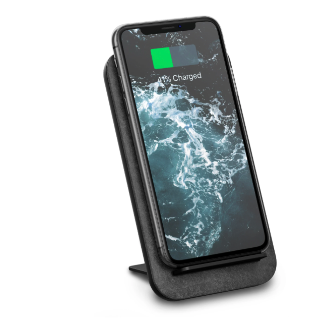 Action телефон. Nomad Wireless Charger.